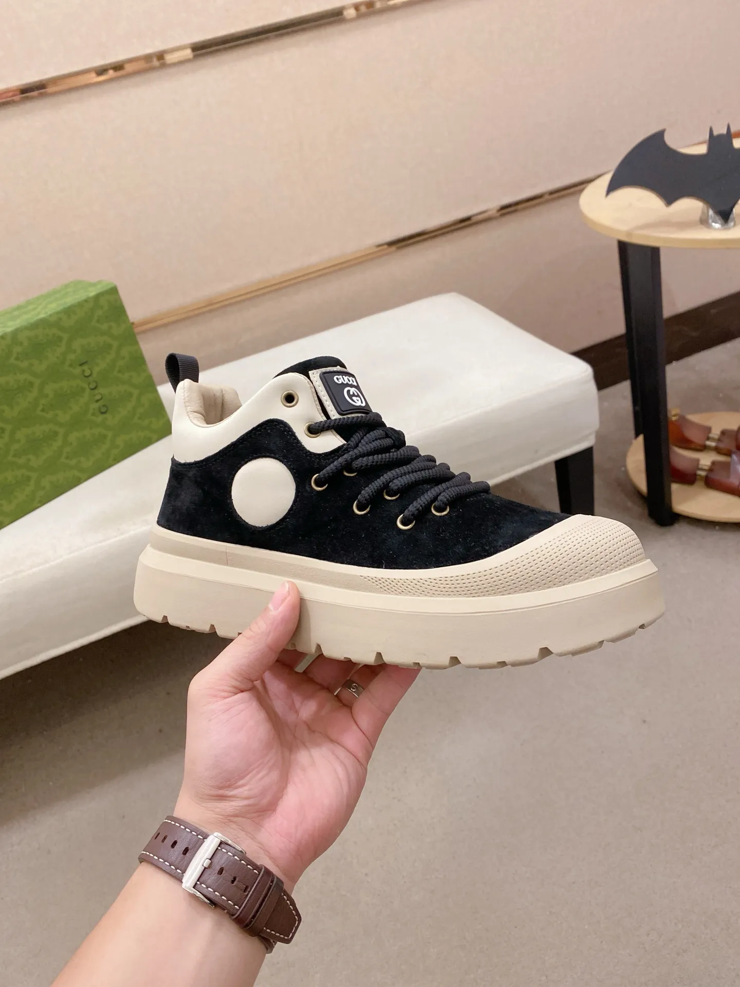 Men's men's shoes 💰 462💰🇮🇹🇮🇹GUCCI (Gucci) top 🔍🔍 new models are on sale at the same time at the counter. The uppers 🇮🇹 are imported from Italy and are made of top-grain cowhide. Fully imported genuine leather lining 💪💪, completely 1⃣️ to 1⃣️ replica 🇮🇹💪💪, ⚠ sole: original sole provided by the original factory, exclusive movable molded sole super comfortable, ⚠ original factory follow-up, 🔍🔍 high quality, you can go in and out of the counter at will, welcome to compare⚠. Code number:38-44